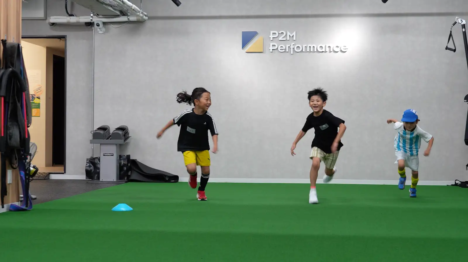 室内で一緒に走る子どもたち