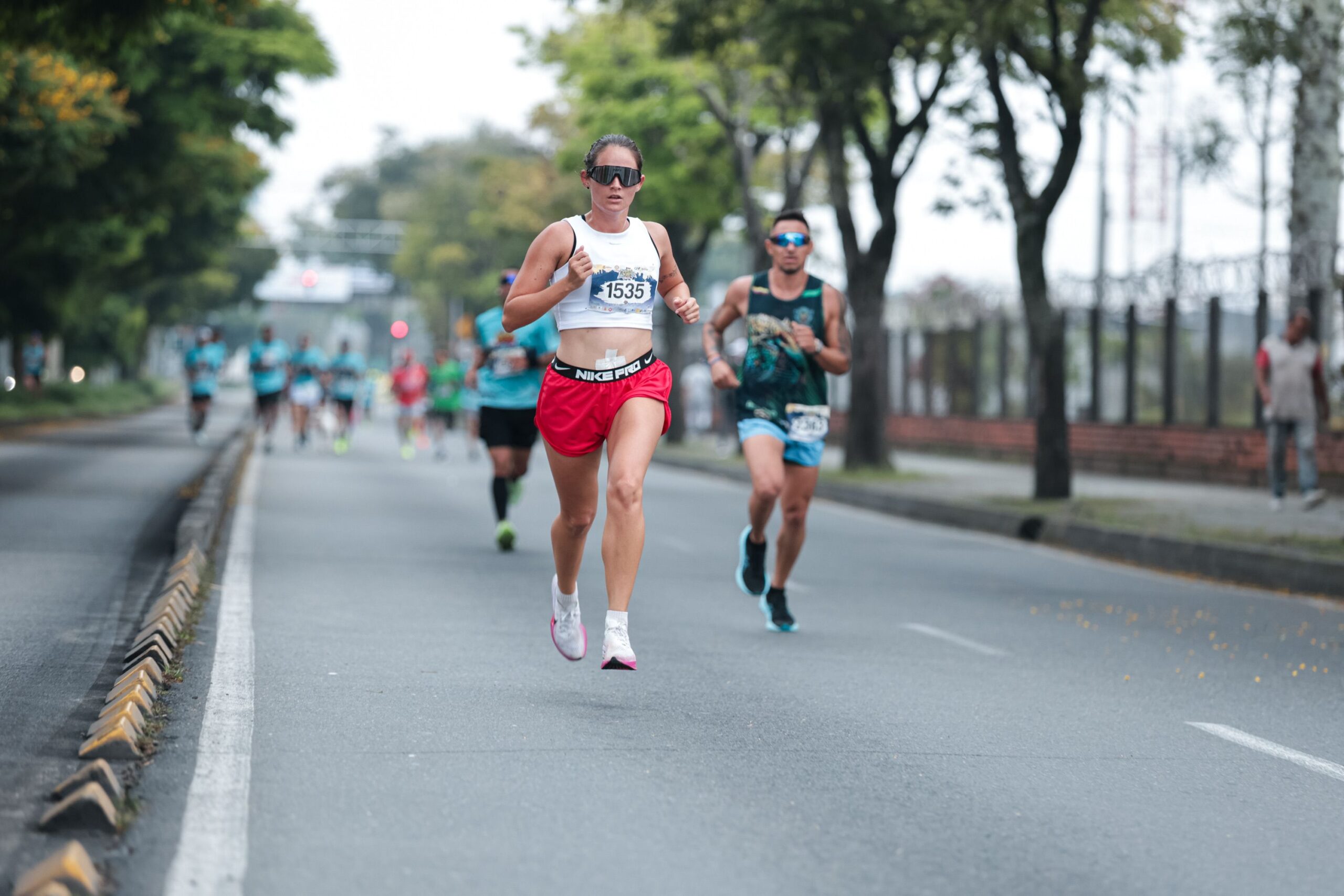 街路を進むロードレースのランナーたち