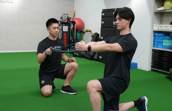 P2M Performanceでトレーナーとバンドを使ったエクササイズに取り組む利用者