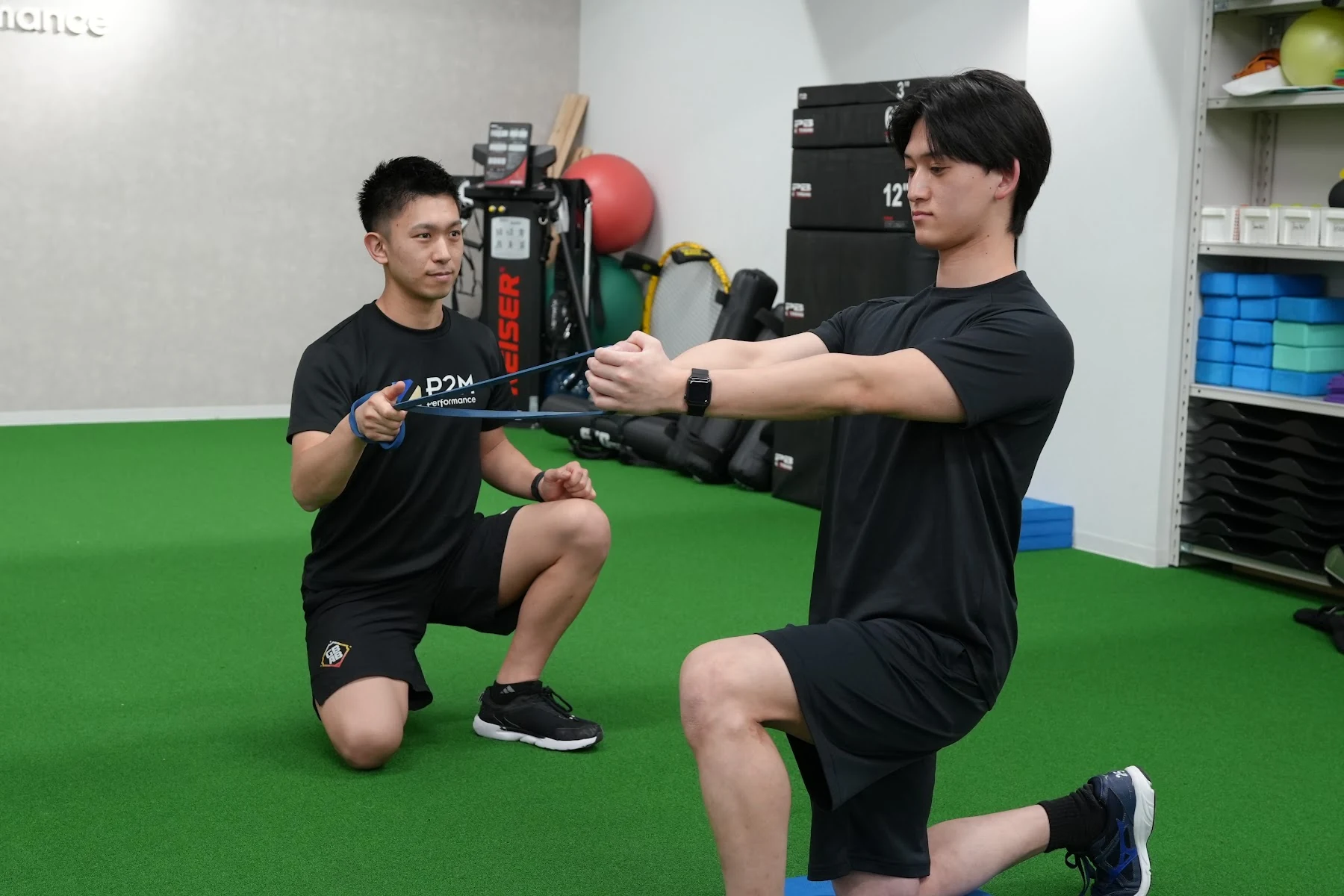 P2M Performanceでトレーナーとバンドを使ったエクササイズに取り組む利用者